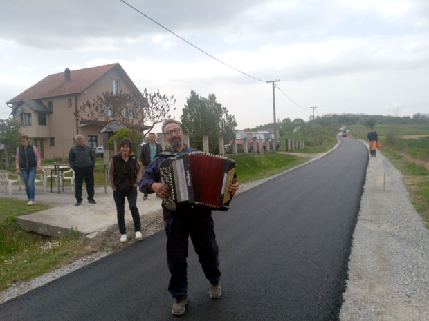 Дочек за џаду уз - хармонику